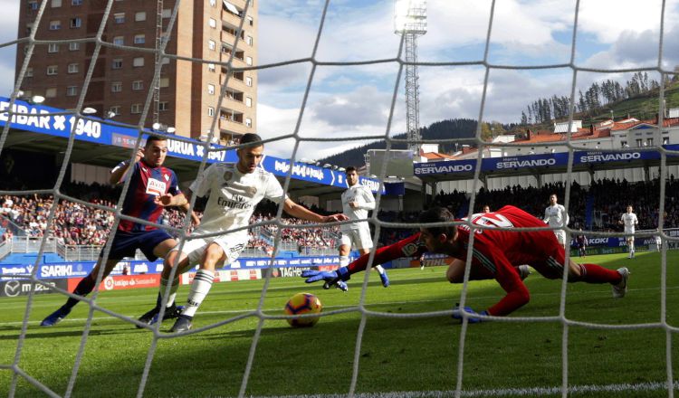 El portero Courtois no puede detener el balón ante el remate de Gonzalo Escalante (izq.) del Eibar. /Foto EFE