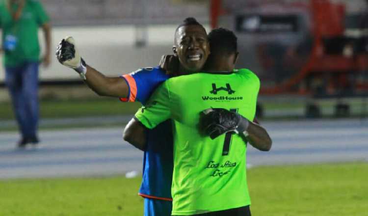 El portero Elieser Powell de Costa del Este, llora y abraza un compañero de su equipo por la clasificación a la final de la LPF. /Foto Anayansi Gómez