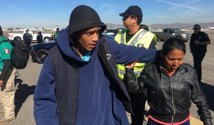 Miembros de la caravana migrante regresan por iniciativa propia a su país, en un avión de la Policía Federal. EFE