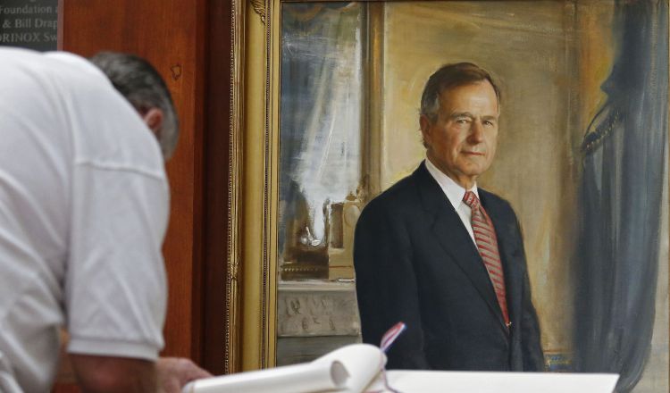 Firman libros de visitas en la Biblioteca y Museo Presidencial de Bush en College Station, Texas, EE.UU. AP