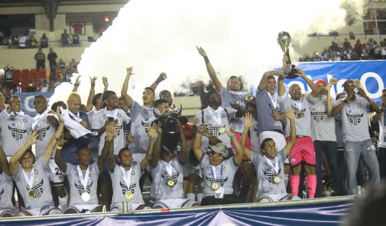 Jugadores del Tauro levantan la Copa y festejan el título del Tornero de Apertura 2018. /Foto Anayansi Gamez