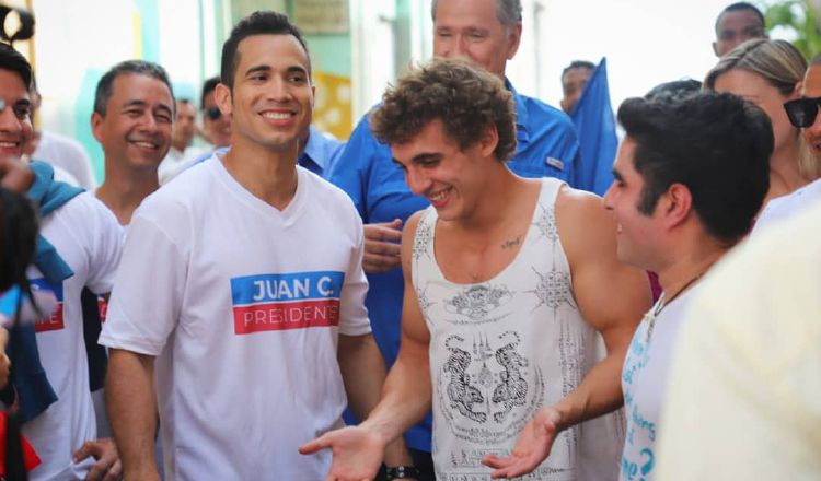 Miguel Herrán, junto al actor panameño Elmis Castillo, en el Casco Antiguo. /Foto Tomada de Instagram.