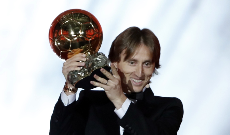 Luka Modric con su Balón de Oro dijo que espera retirarse en el Real Madrid. /Foto AP