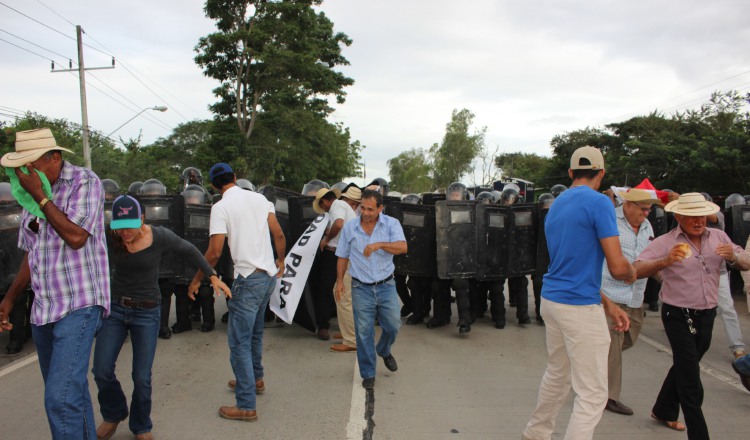 El cierre de calle se registró a la altura del puente sobre el río La Villa, lo cual impidió  el paso de vehículos en la zona. /Foto Thays Domínguez