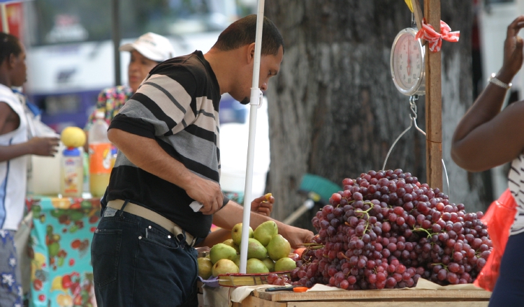 La actividad informal aumenta para la época de fiestas navideñas, ya que las personas buscan un ingreso para llevar a su hogar. Archivo