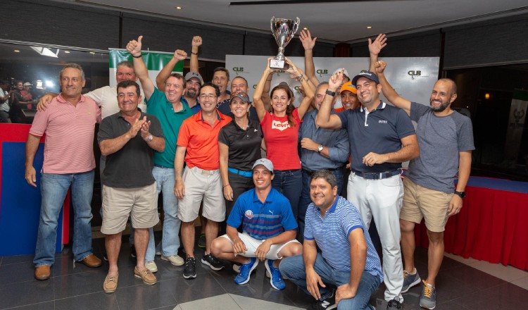 Jugadores del Club de Golf de Panamá posan con su copa. /Foto Cortesía