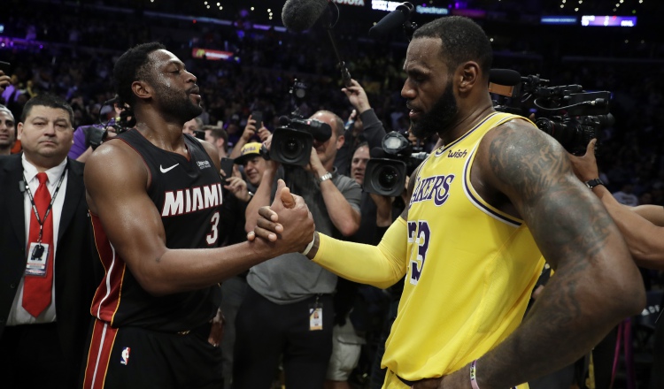 Dwyane Wade,  de Miami (izq.), y LeBron James, de los Lakers. /Foto AP