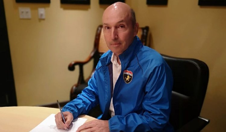 Javier Álvarez firma con el equipo placino. @cdplazaamador