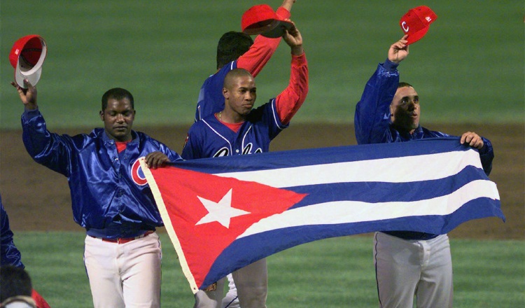 Cubanos podrán firmar desde la isla con equipos de la MLB. /Foto AP