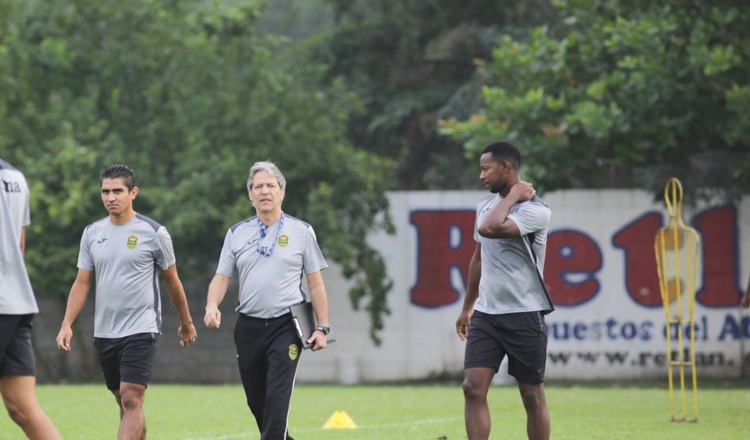 Carlos Restrepo en los entrenamientos de Real España en Honduras. /Foto @rcdespana