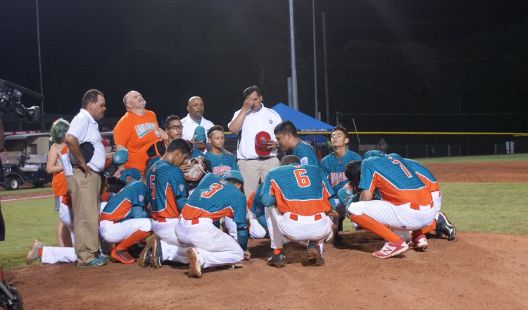 Bajo la dirección de Boris Polanco (centro), el equipo de Aguadulce ganó la Serie Mundial Intermedia el año pasado. /Foto Anayansi Gamez