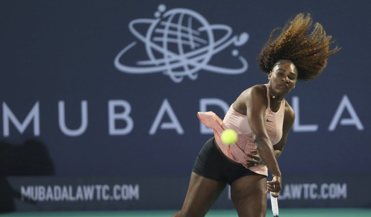Serena juega un partido contra su hermana Venus enAbu Dhabi. /Foto AP