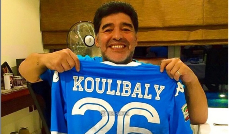 Maradona apareció con la camiseta de  Kalidou Koulibaly. /Foto diegomaradona.com