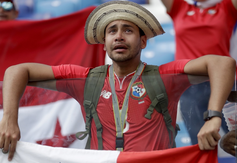 5.  Un fanático panameño lamenta la goleada ante Inglaterra. /Foto AP