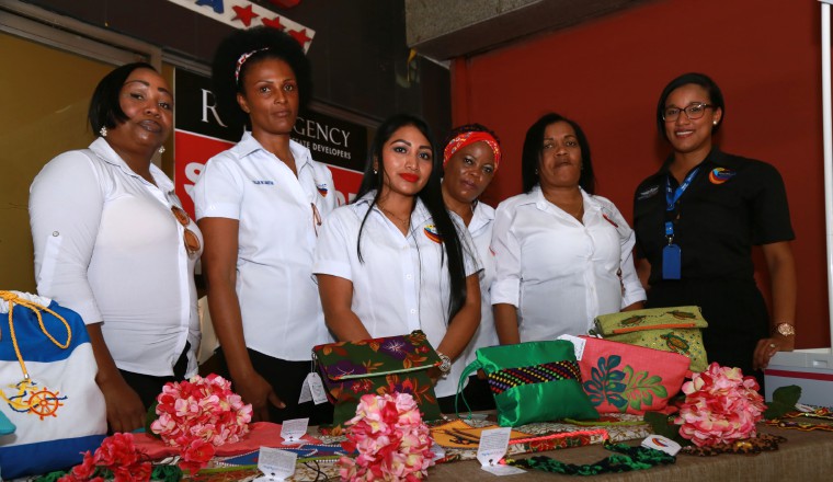 Zenovia junto a sus compañeras del programa y una funcionaria.