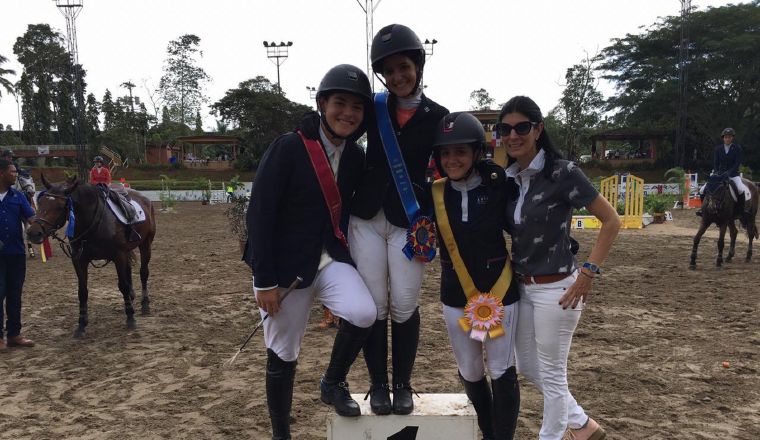 Anamae Orillac con atletas durante el nacional de equitación. /Foto Cortesía