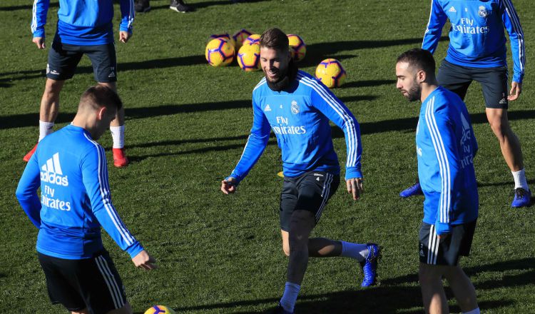 El defensa y capitán del Real Madrid Sergio Ramos (centro) durante los entrenamientos del equipo. /Foto EFE