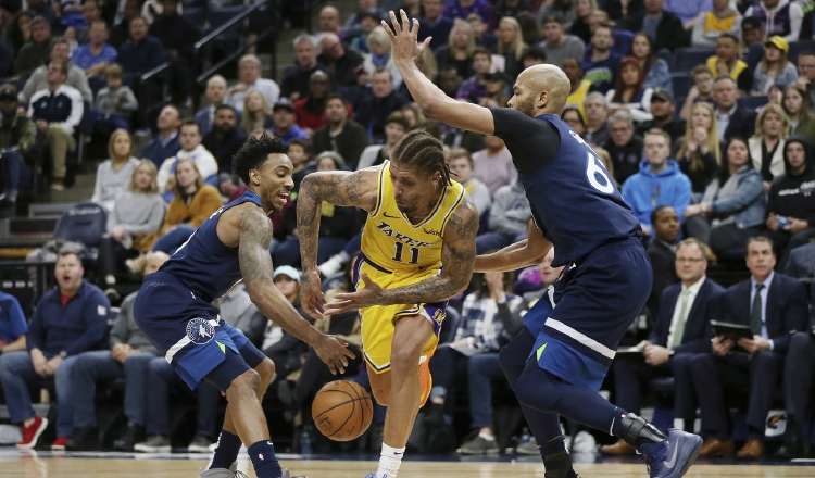 Michael Beasley (c) intenta evadir a Jeff Teague y Taj Gibson. /Foto AP