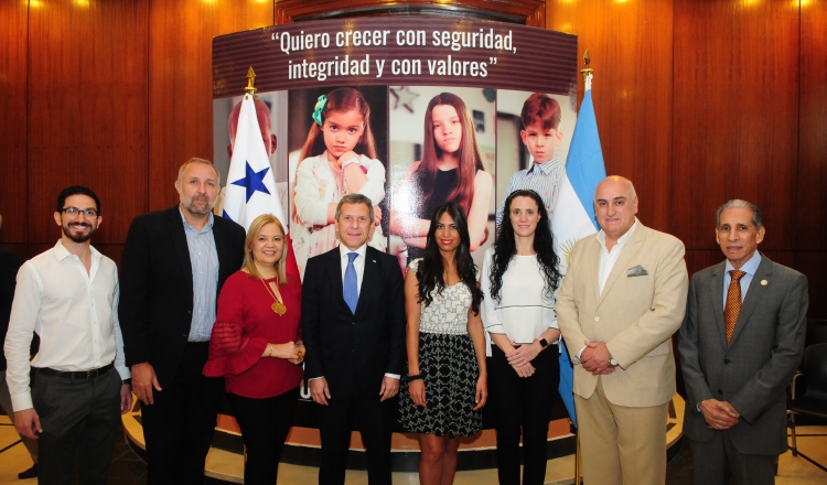 1. Bernardo Ordas, Gustavo Esusy, Lina Maldonado, Marcelo Lucco, Nadia Loza, Vanessa Romani, Carlos Eckhart y Ernesto Reyna. 