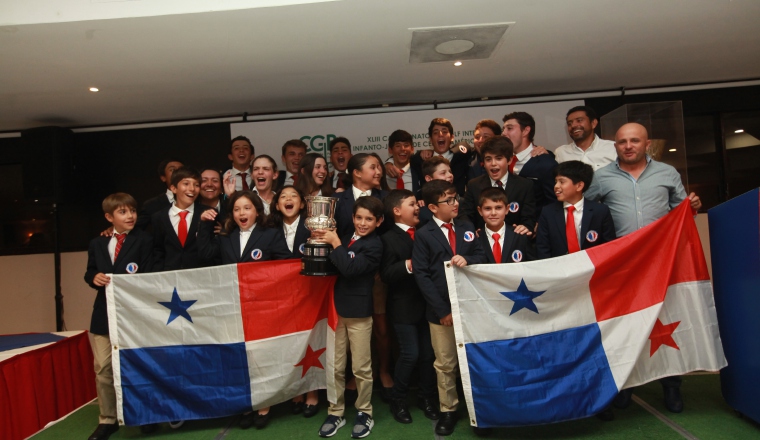 La delegación panameña posa luego de recibir la Copa de Naciones del XLIII Campeoanto  Centroamericano Interclubes Infanto-Juvenil. /Foto Anayansi Gamez