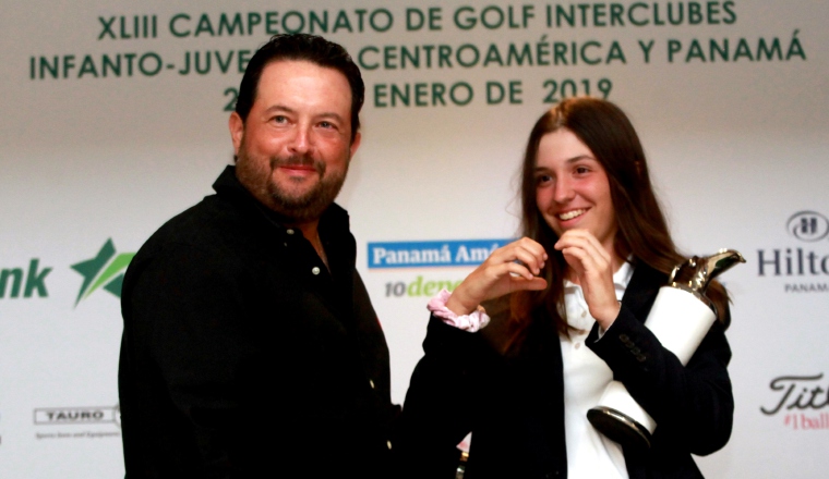 Lúa Pousa, campeona de los 13-14 años, también recibió la Copa Amistad.