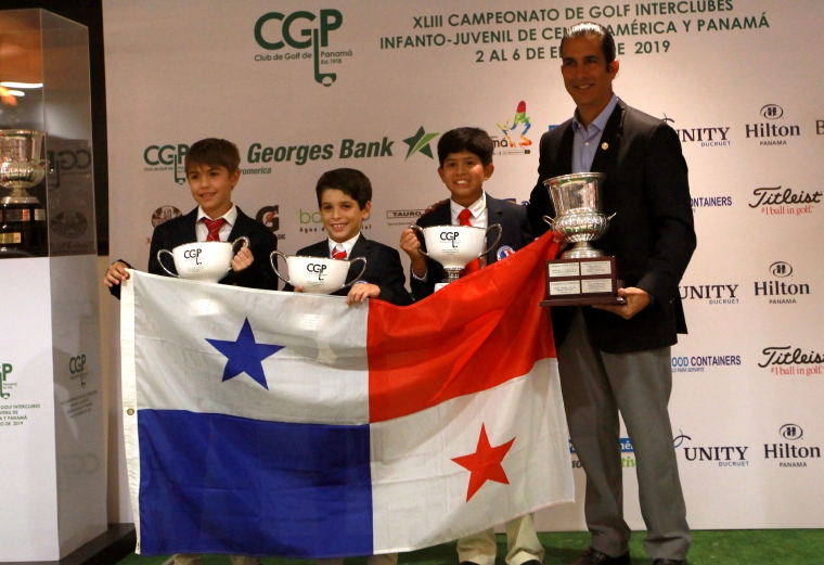 Reyes en casa: Juan David Arias (izq.) ganó el título en los 9-10 años masculino, y además con sus compañeros Ernesto Durán (centro) y Óscar Espino (dcha.) conquistaron el campeonato por equipos de esa división.