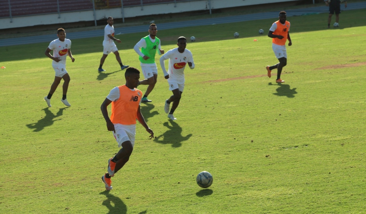 El bocatoreño Edson Sams conduce el balón en los entrenamientos. /Foto Anayansi Gamez