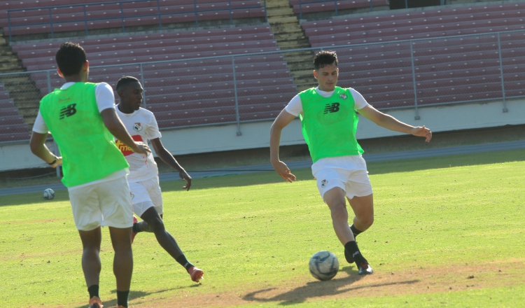 El defensa Jan Carlos Vargas (der.) en los entrenamientos de la selección mayor de fútbol. /Foto Anayansi Gamez