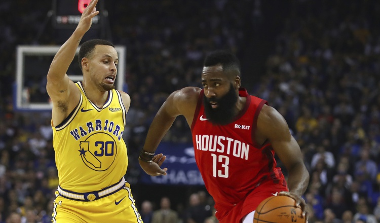 Stephen Curry, del Golden State, marca a James Harden. /Foto AP