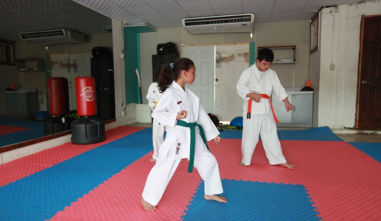 Jóvenes hacen kata durante una practica en la escuela de Frías.