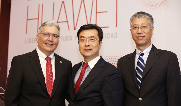 1. Irvin Halman, Harry Bai y Wei Qiang. 