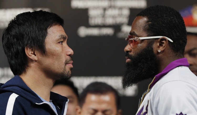 Manny Pacquiao (izq.) en su cara a cara con Adrien Broner. AP