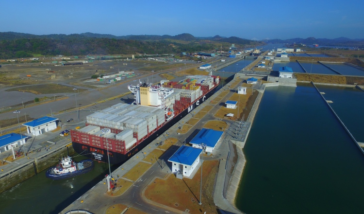 El Canal de Panamá tiene entre sus planes el desarrollo de un área de logística, lo que favorecería a los puertos nacionales. Archivo