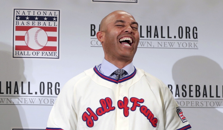 Mariano Rivera vistió la camiseta del Salón de la Fama ayer.