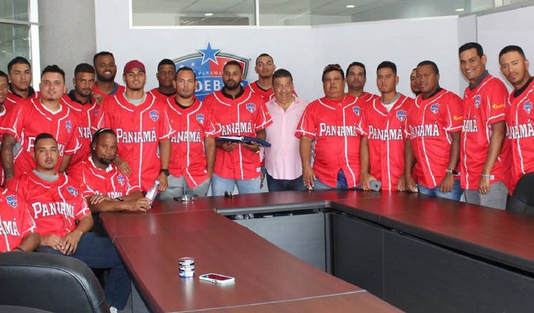 La selección de Panamá, compuesta por 24 jugadores, recibió el pabellón  ayer. @Fedebeis