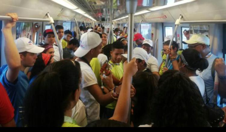 No importa si van caminando, en metro o bus, los peregrinos siempre van cantando y compartiendo con los panameños. Foto: Cortesía