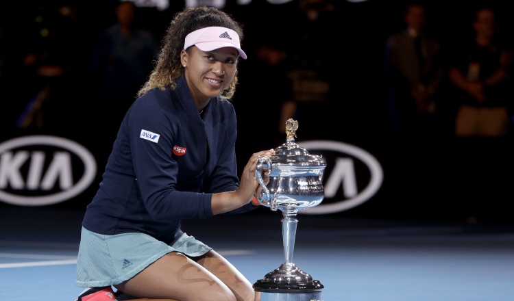 Naomi Osaka, posa junto al trofeo que la acredita como campeona del Abierto de Australia. AP