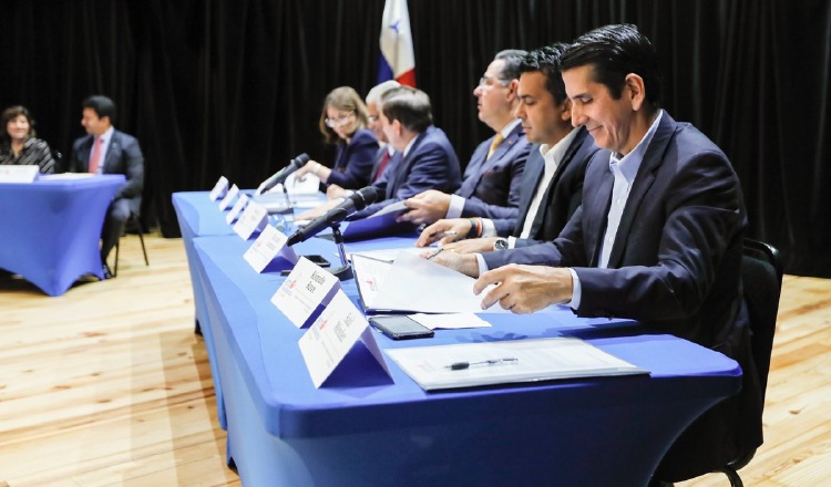 El compromiso lo firmaron los candidatos Roux, Lombana, Ameglio, Cortizo, Blandón y Ana Matilde Gómez. Twitter