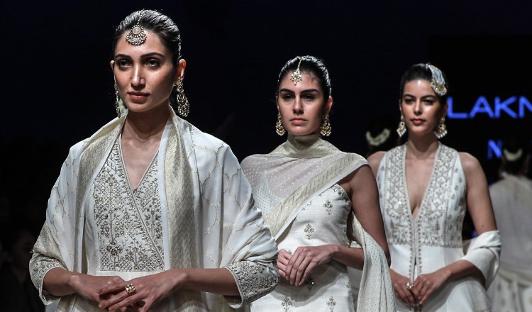 1.  Creaciones de la diseñadora india Anita Dongre.