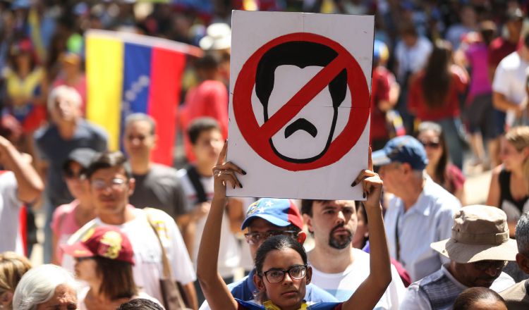 Las calles de Caracas y otras muchas ciudades del mundo se vieron atestadas de miles de venezolanos opuestos a Maduro. EFE