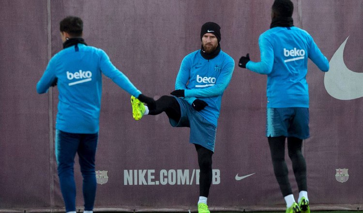 Lionel Messi (c), durante el entrenamiento de ayer. EFE