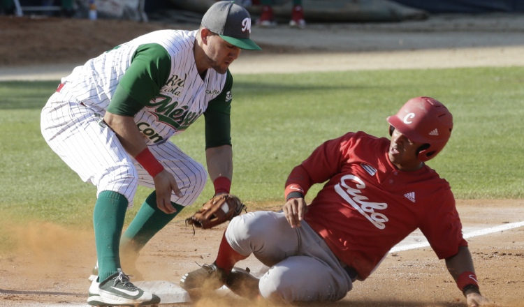 Jorge Aloma, de Cuba, llega a salvo a la tercera base que cubre el mexicano Agustín Murillo. AP