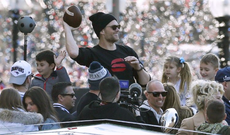 Tom Brady en el recorrido de los Patriotas. AP