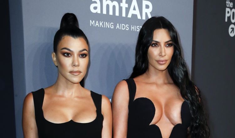 1. Kourtney Kardashian y Kim Kardashian West en la Gala amfAR 2019.