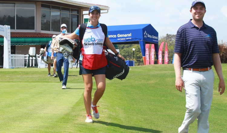 Laura Restrepo, jugadora profesional, durante la salida de Trevor Sluman en el primer hoyo del Club de Golf de Panamá. Anayansi Gamez