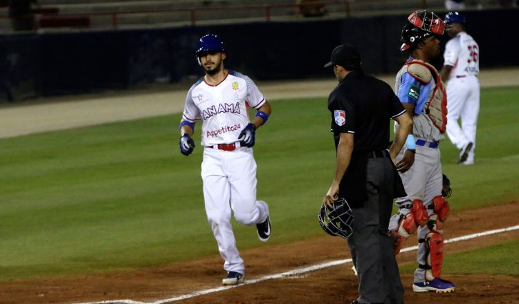 Javier 'Javi' Guerra pegó un jonrón ante República Dominicana. EFE