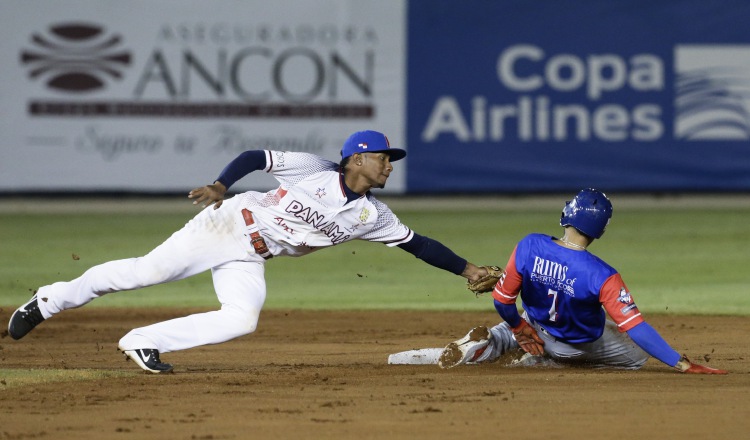 Gerald Chin, de Panamá, pone fuera en la segunda base al corredor Jack López, de Puerto Rico. AP