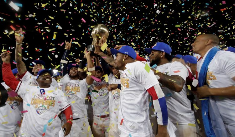 Jugadores de los Toros de Herrera de Panamá celebran su título, luego de vencer a Cuba. EFE