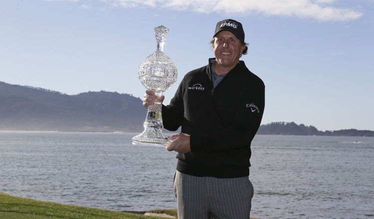 Phil Mickelson con su trofeo. AP