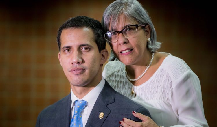 El jefe del parlamento de Venezuela, Juan Guaidó, y su mamá Norka Márquez, ayer en Caracas. EFE